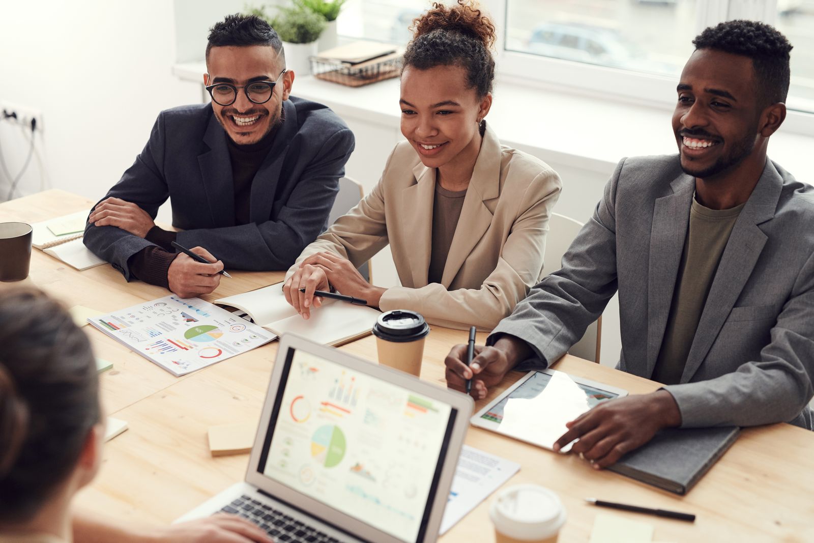 Personas colaborando en una oficina clara